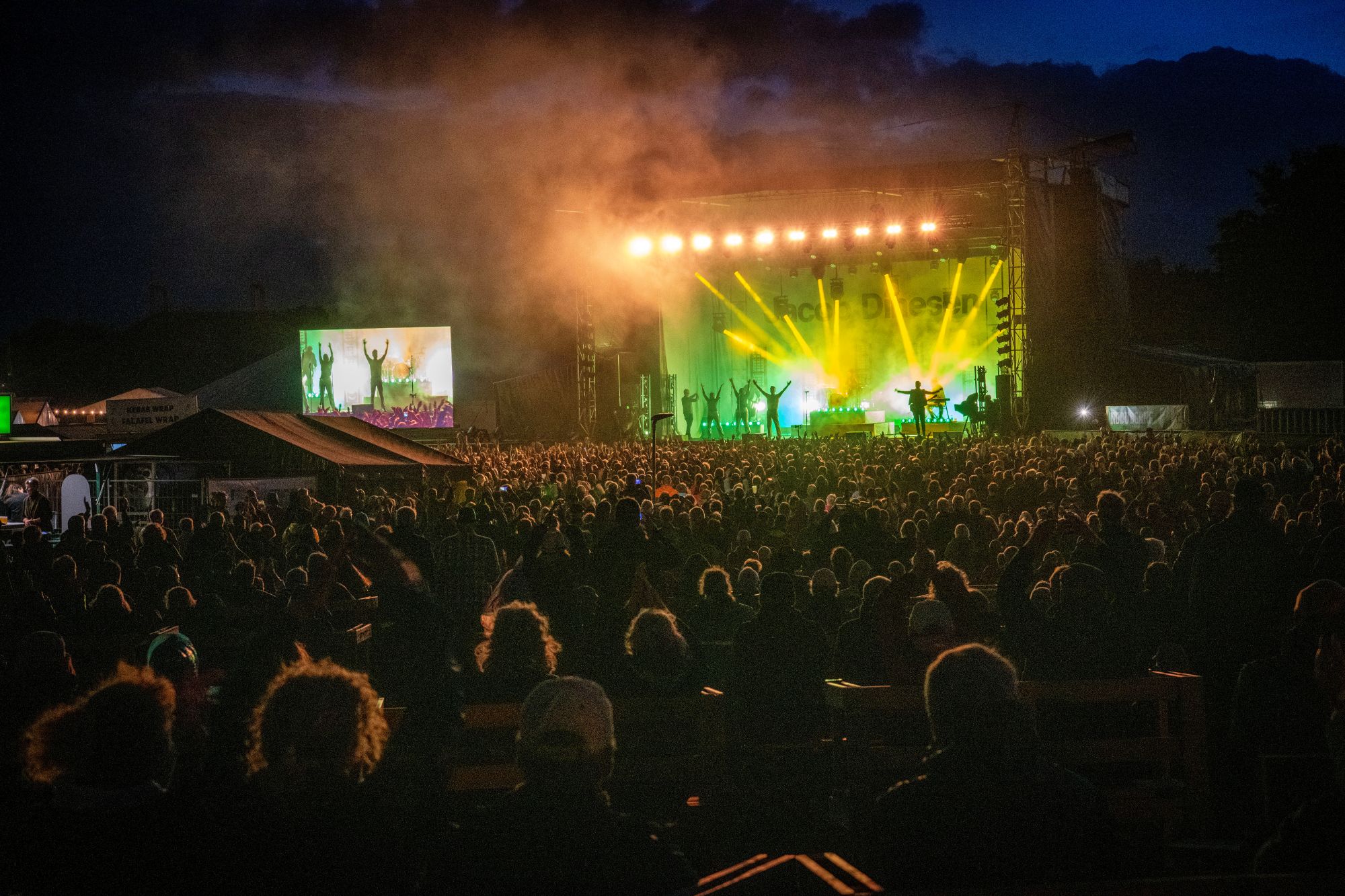 Mange mennesker står foran en scene og jubler til Tønder Festival