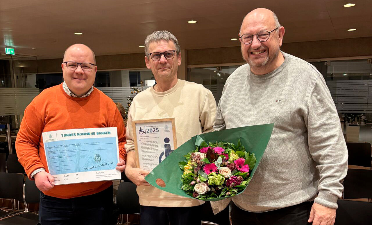 Sidste års vindere fra TMT Red Support står med diplom, gavecheck og blomster.